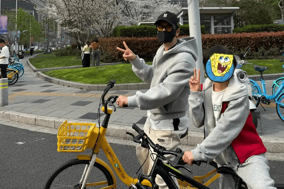 黄晓明就带9岁小海绵上路骑行违法事件致歉：将接受交警部门处罚