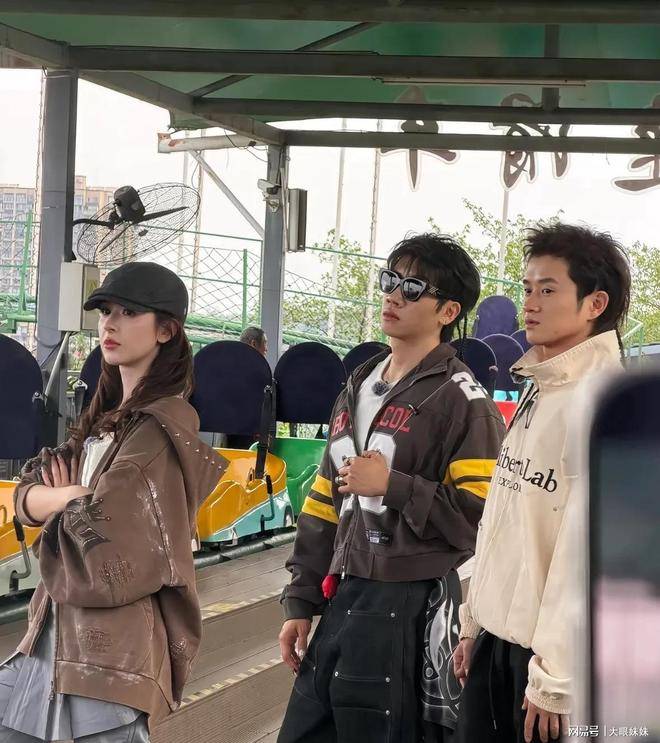 王勉杨和苏哈妮克孜成都同框！综艺路透穿搭太有范儿，路人狂拍 (http://www.tianiu.net/) 娱乐 第2张