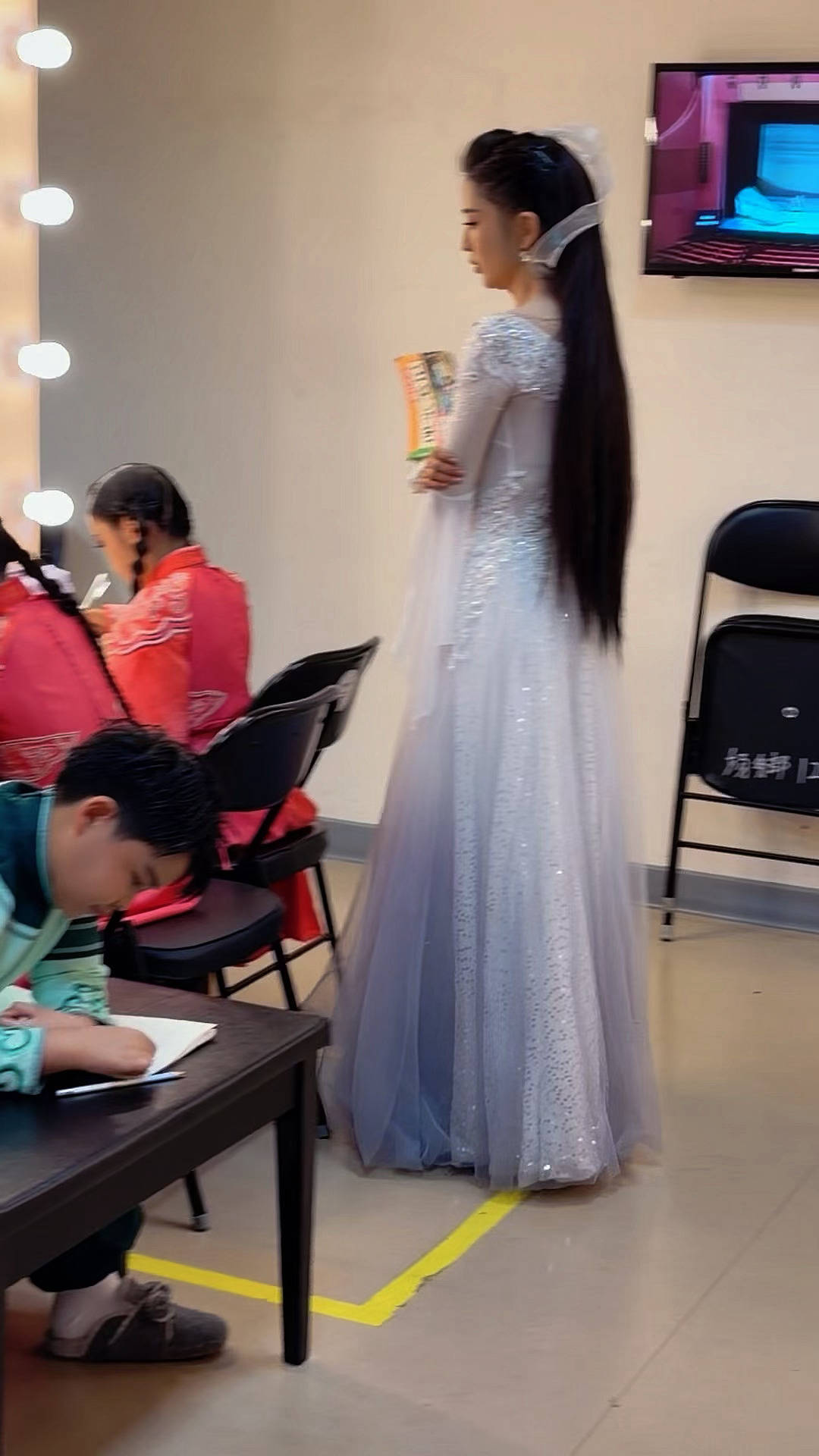 佟丽娅舞台剧后台辅导小酒窝朵朵作业 言传身教促全面发展