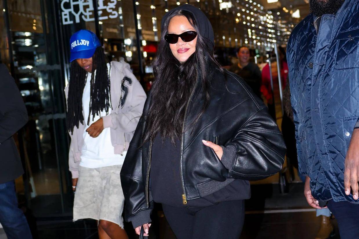 蕾哈娜新街拍引热议！腹部隆起再被猜怀四胎