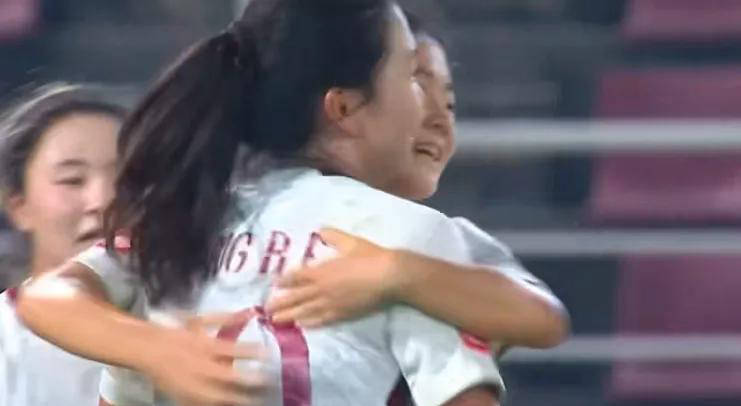 超级巨大失误！泰国门将黄油手，肖亚飞远射破门助U20女足领先