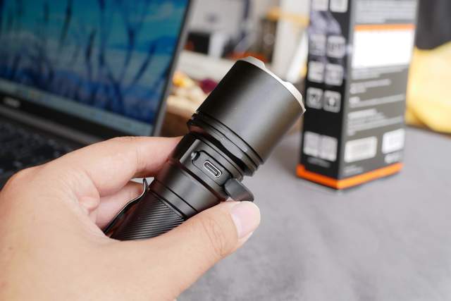 点亮黑暗的硬核伙伴——菲尼克斯C7 Pro全能强光手电深度体验