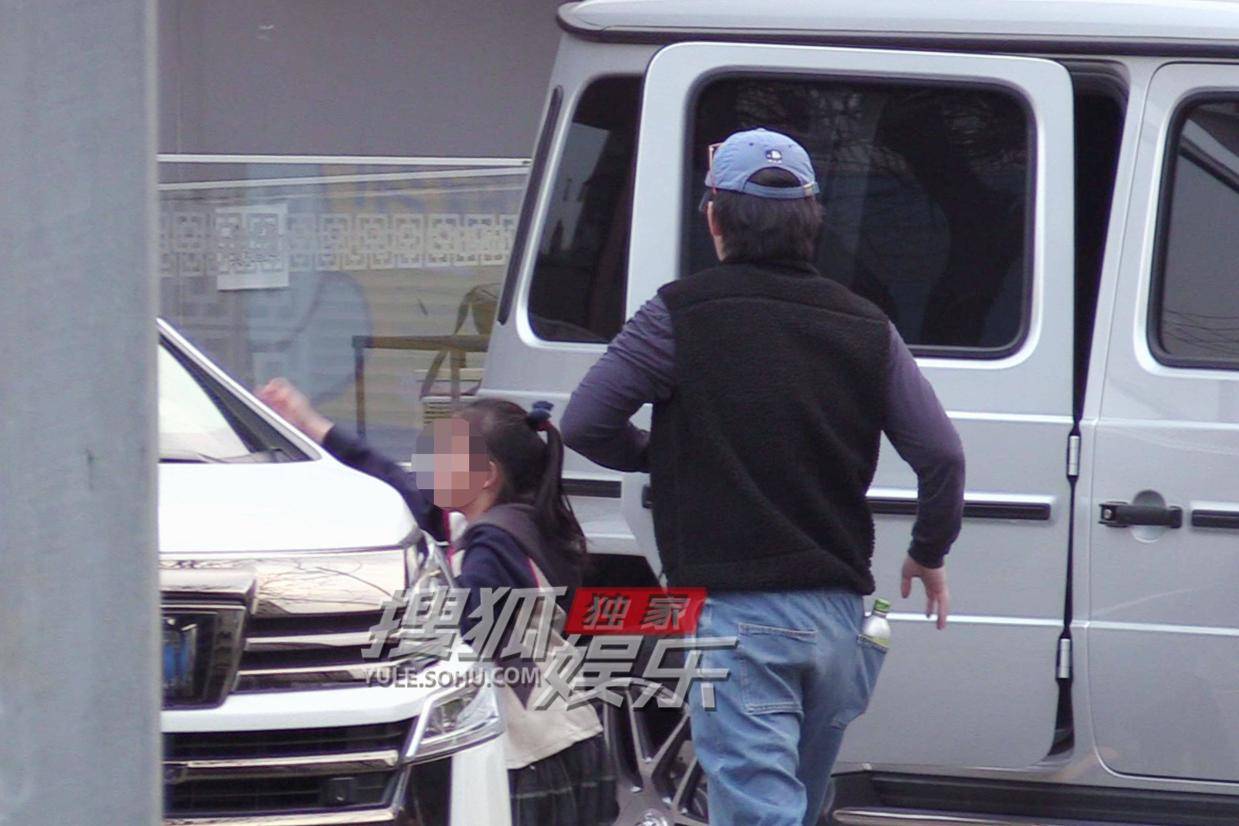 董子健带女儿火锅聚餐，下车系扣子尽显父爱细节