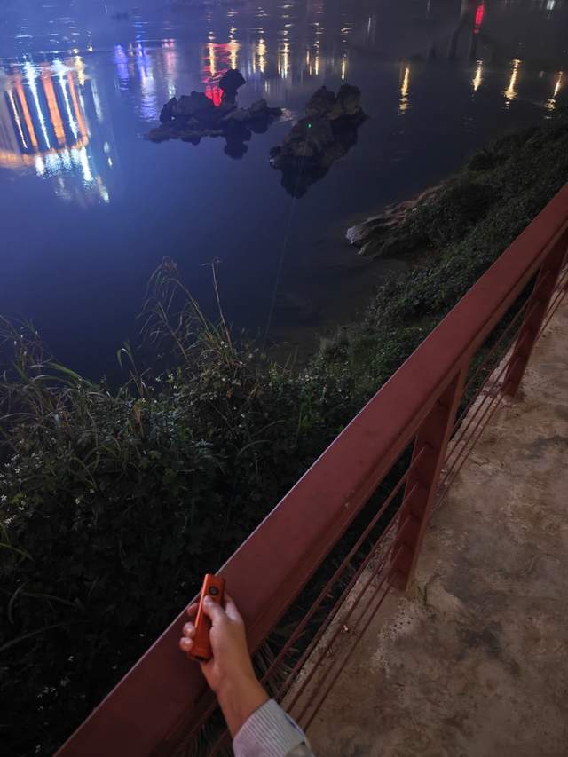 菲尼克斯E06R PRO RG手电：高性能三光源双控，探索光的无限可能