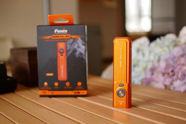 菲尼克斯E06R PRO RG手电：高性能三光源双控，探索光的无限可能