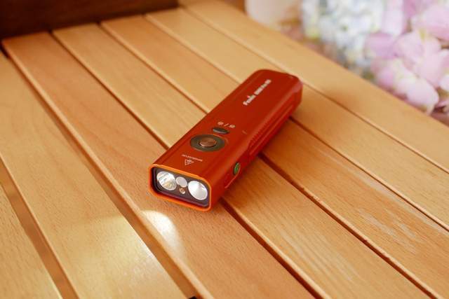 菲尼克斯E06R PRO RG手电：高性能三光源双控，探索光的无限可能