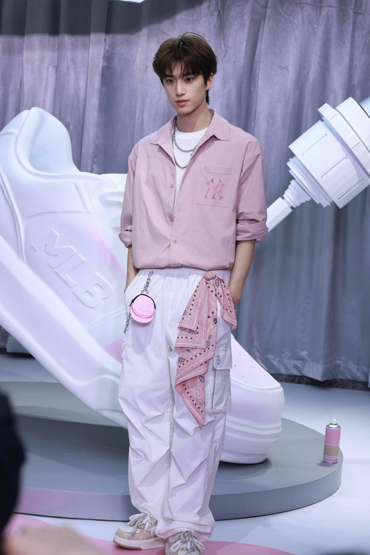 张康乐粉色衬衫配学长鞋清爽帅气 想拥有燕洵果断的特质