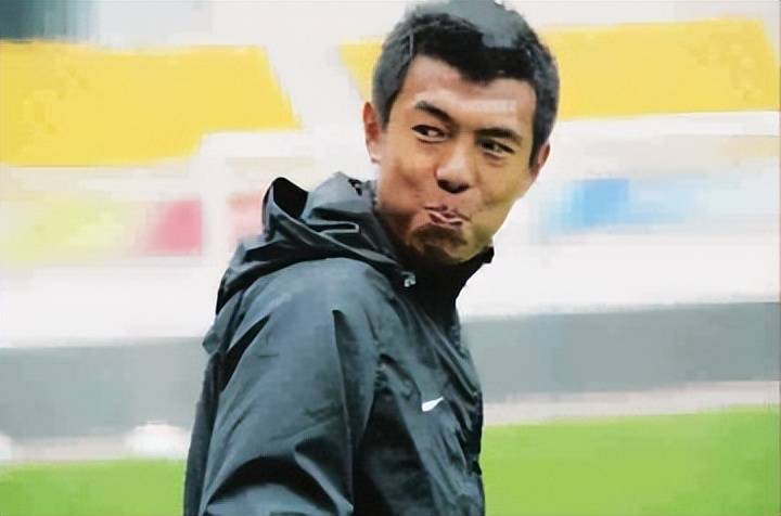 两段婚姻都娶普通人，三婚娶名导前妻，知名前国脚，如今活成这样