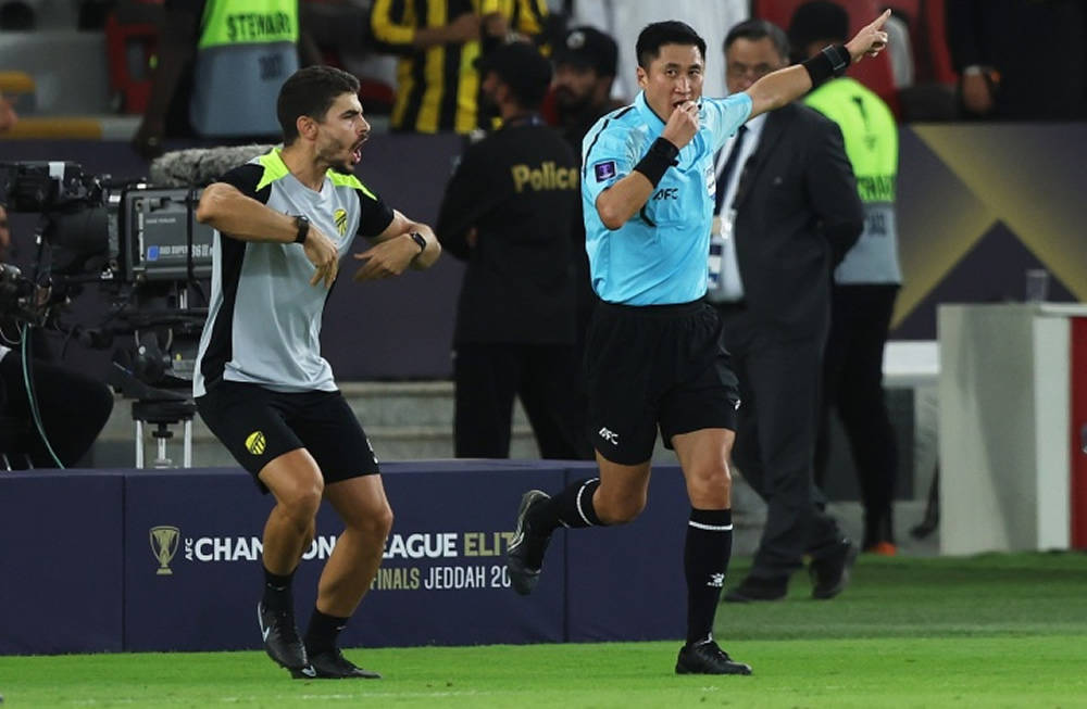 不愧是“卡牌大师”！亚冠赛场遭背后冲撞：马宁反身就是红牌1张