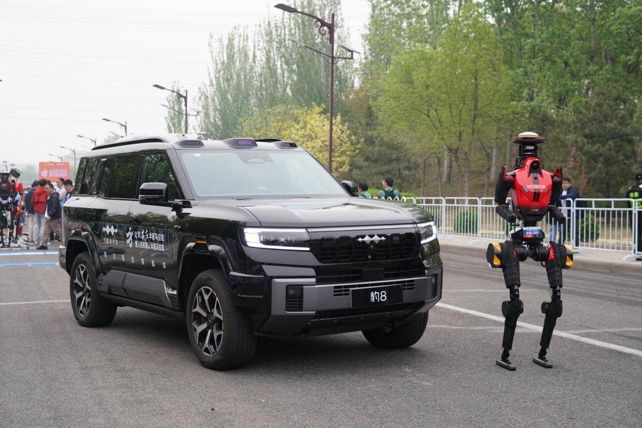 方程豹护航全球首场人形机器人马拉松
