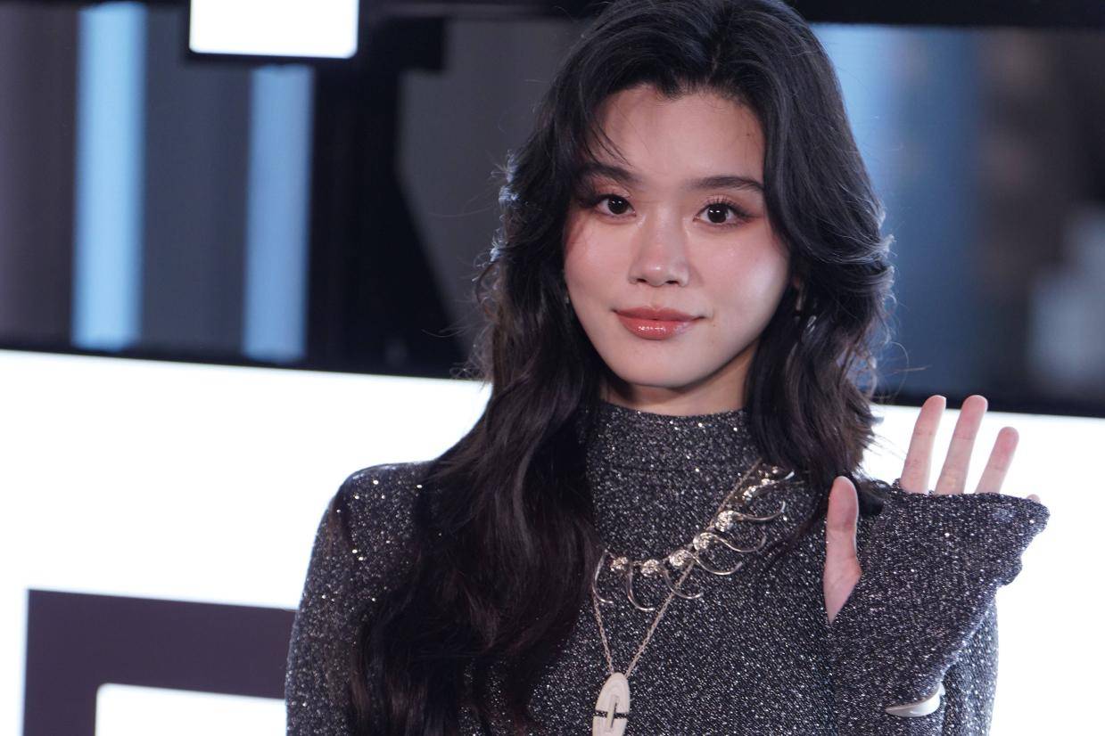 奚梦瑶卷发亮钻长裙惊艳亮相，分享护发心得引关注