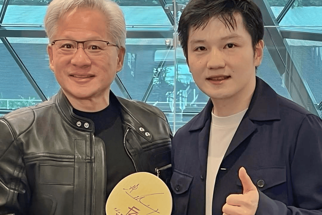 樊振东与英伟达黄仁勋跨界互动 科技巨头获赠签名球拍展笑颜