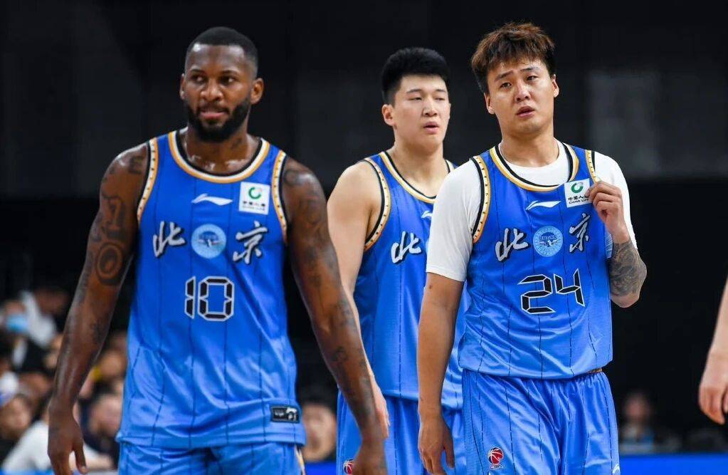 北京男篮最新消息！新外援状态出色，赵睿开始训练，麦基带头违反球队规定