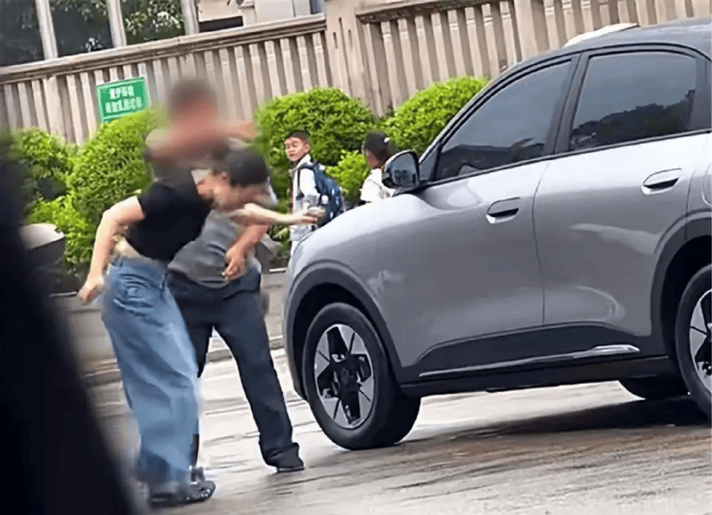 保安被踢后扇女子耳光，不是“教小仙女做人”的爽剧