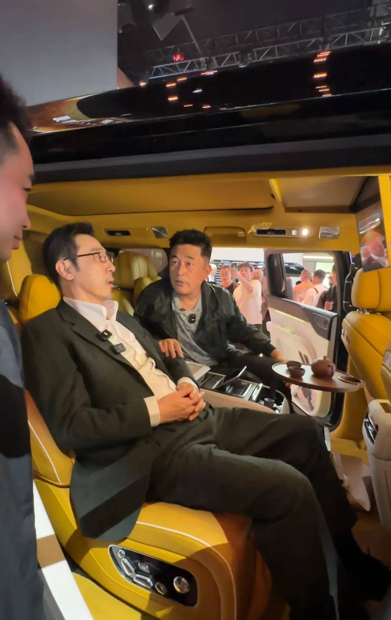 北京车展惊现“反派大佬”同框！他们的眼睛瞄准了同一款车，比亚迪仰望！