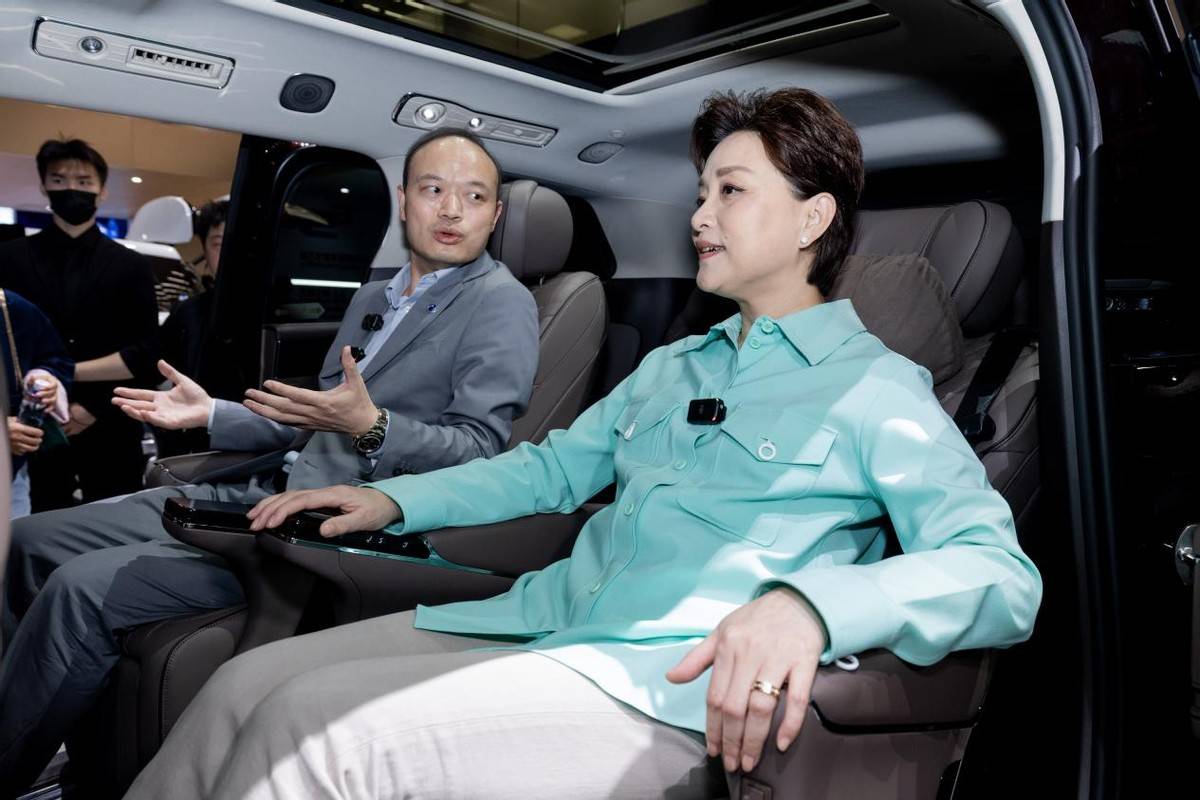 《霸屏北京车展！比亚迪E3馆火到国外，全场C位实锤》