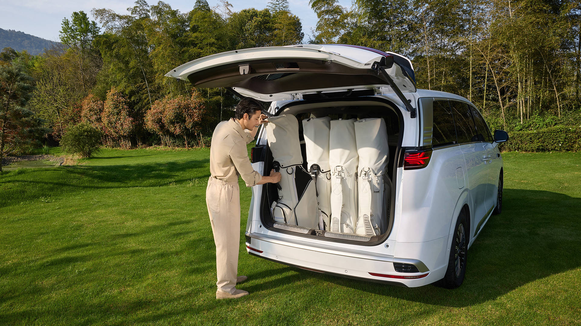 全球首搭第二代刀片电池及闪充技术的MPV，腾势D9上市35.98万元起