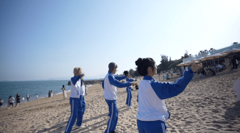 辰亦儒亚瑟王造型亮相厦门，厦门园博苑花灯乐园把“青春回忆”搬进五一夜色里(图4)