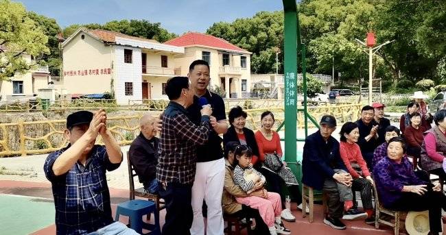 送戏下乡迎五一 情暖红区留守老人(图3) 送戏下乡迎五一 情暖红区留守老人(图3)