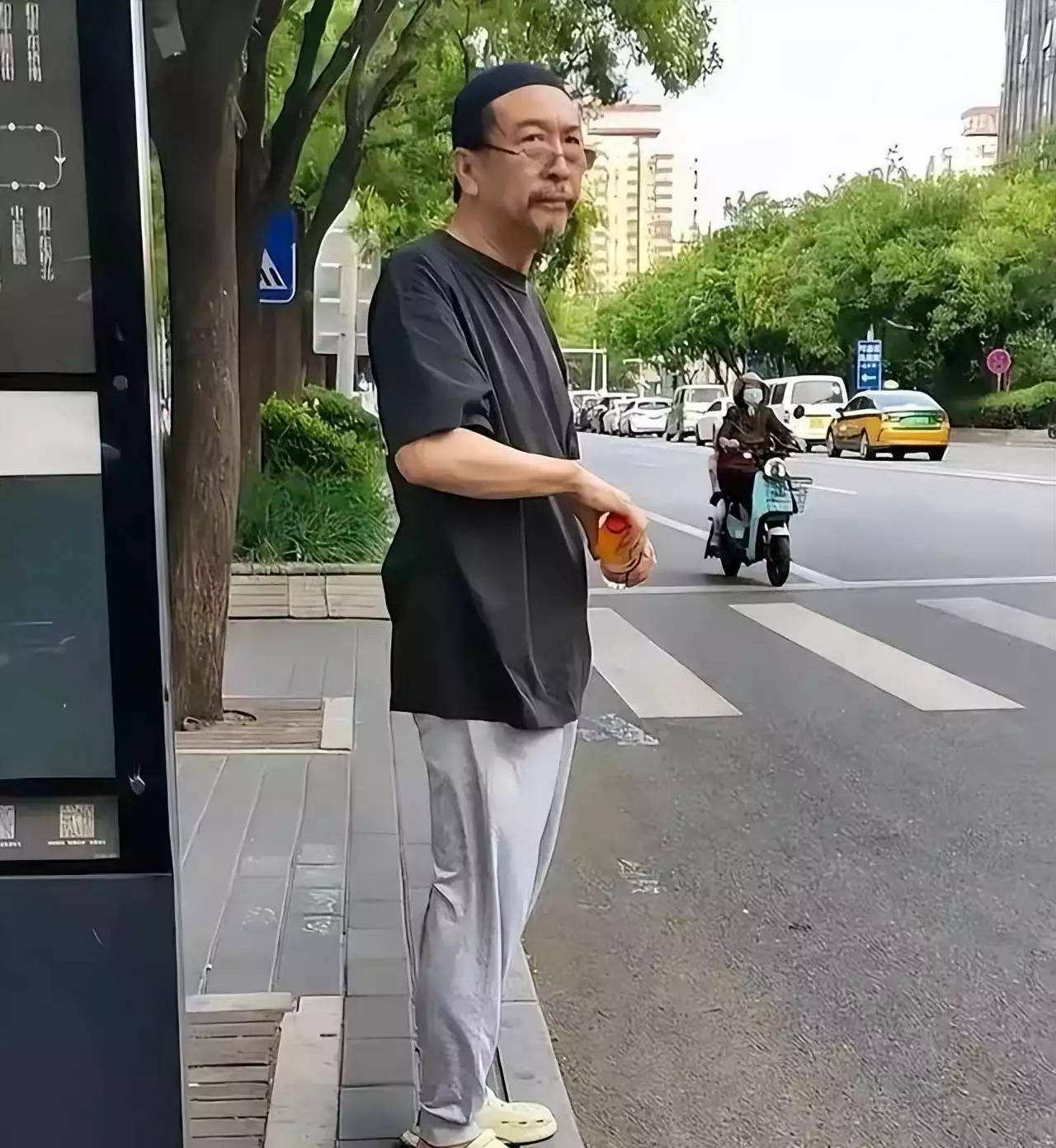 在北京老城区一座普通小院里毕彦君过着与胡同大爷无异的日子清晨