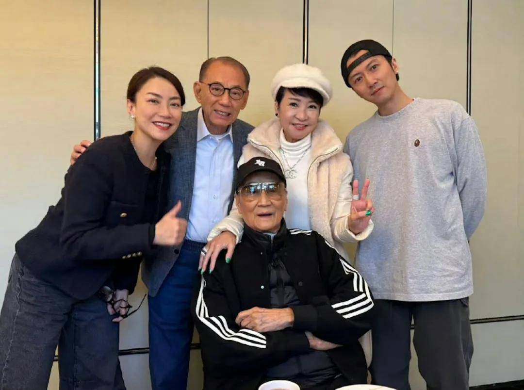 謝霆鋒、狄波拉與四哥謝賢一家三口合照曝光。