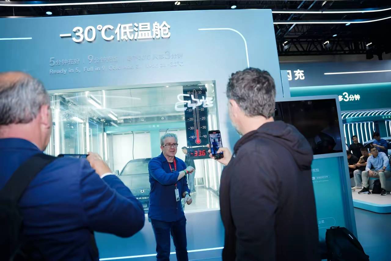 北京车展惊现奇观：老外扎堆E3馆不肯走！中国硬核技术赢得世界瞩目