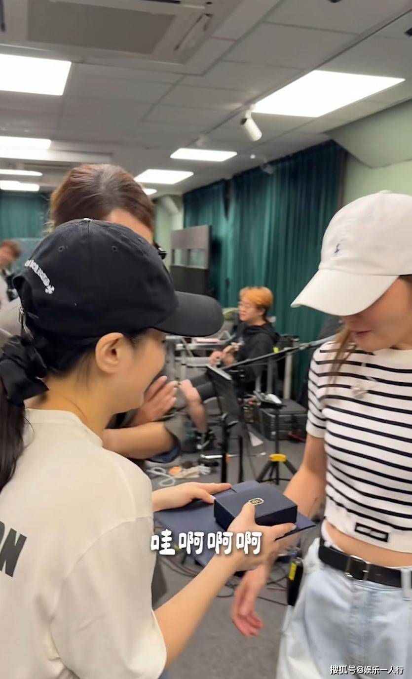 蔡卓妍婚后首现身，左手婚戒闪亮，阿娇当场送上54万钻石项链，吊坠设计暗藏25年“双生花”情谊