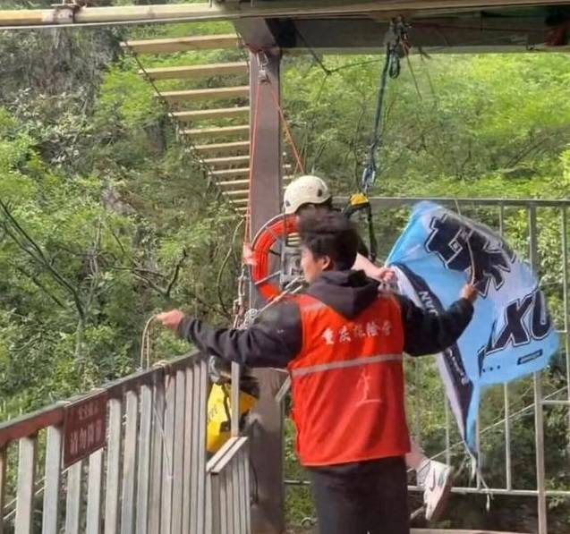 游客坠亡前喊没绑紧，谁让悬崖秋千带病运营