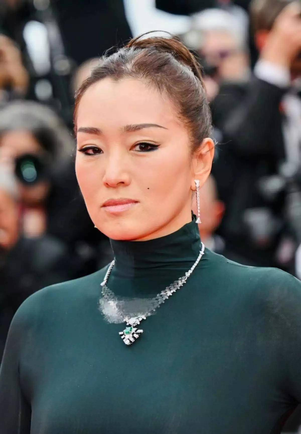 巩俐56岁素颜走红毯皱纹抢镜被嘲显老本人高情商回应太霸气