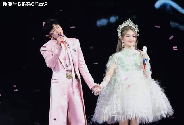 原创            谢娜成都演唱会高光时刻，张杰惊喜登台，改词告白引爆全场共情！
