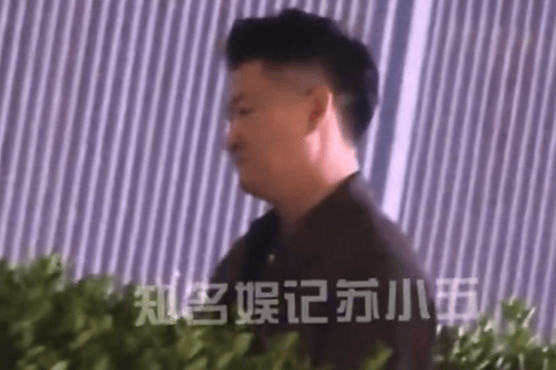 曹云金聚会后与女子亲密互动，路边草丛小便吐痰引关注