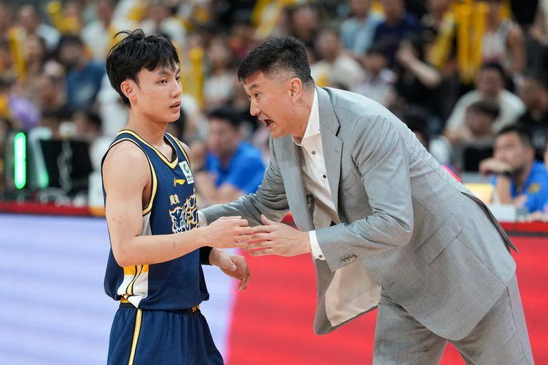 杜锋赛后逐个表扬队员 张皓嘉谈绝杀风轻云淡