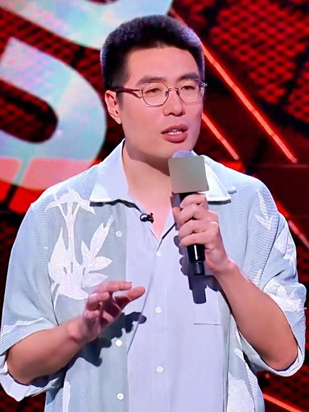周奇墨从脱口秀天花板跌落:拿生死悲剧当笑料引众怒(周奇墨脱口秀) | 中文视讯 tvcn.com.cn