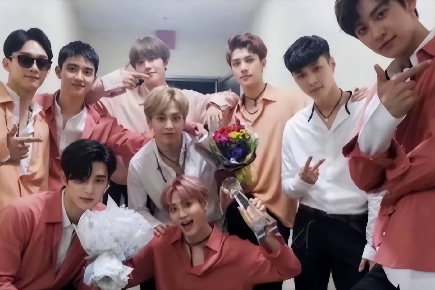 King练习生被雪藏内幕_EXO 第13人_exo桃色动图
