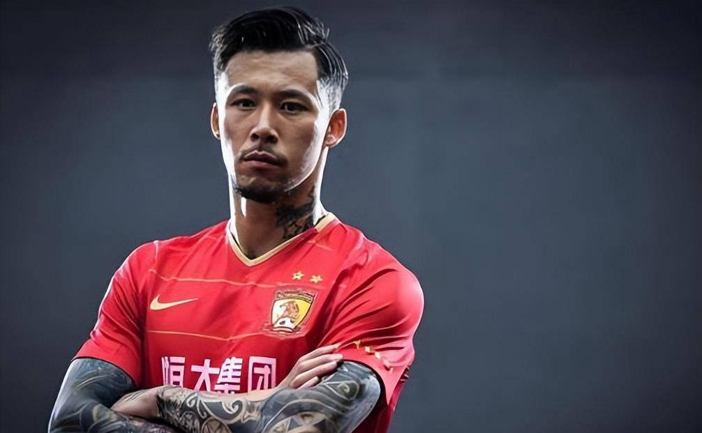 上港与浙江对决，功勋右后卫宣布退役转型国足教练组，新星高迪表现亮眼