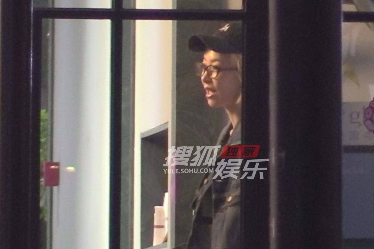 宋茜素颜现身护理场所 棒球帽配牛仔清爽又时尚