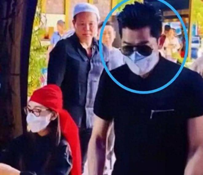原创            郭富城陪方媛回安徽老家奔丧，头戴红帽跪拜，接地气真诚又孝顺