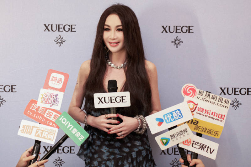 温碧霞高定印花礼服惊艳亮相 分享冻龄保养心得