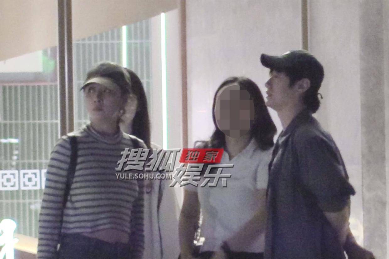 殷桃与年轻男士聚会后同车归家,默契互动引新恋情猜测