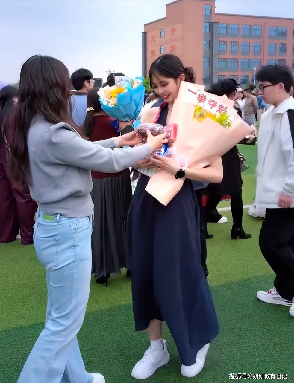 “她是唯一穿着体面的!”女孩成年礼造型走红,落落大方具象化了