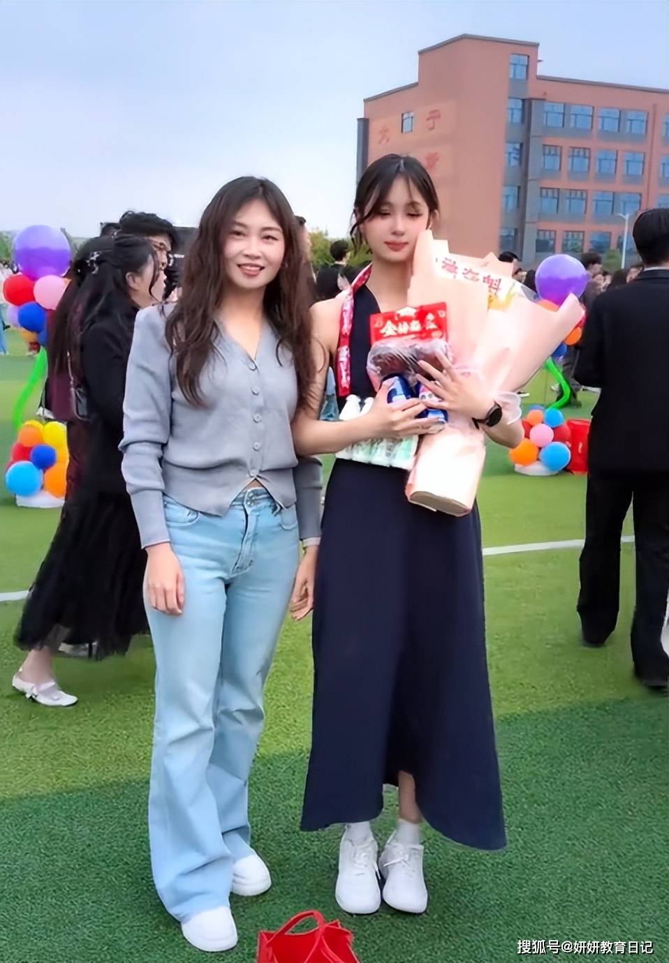 “她是唯一穿着体面的!”女孩成年礼造型走红,落落大方具象化了