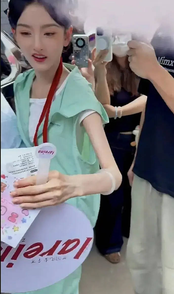 宋祖儿身材暴瘦引关注 路透照里手臂似竹竿显憔悴