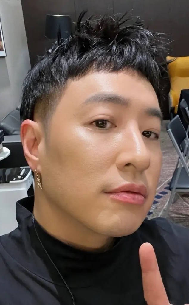 原创            45岁潘玮柏上海逛街，穿宽松T恤潮流洋气，宣云瘦成竿身材55分