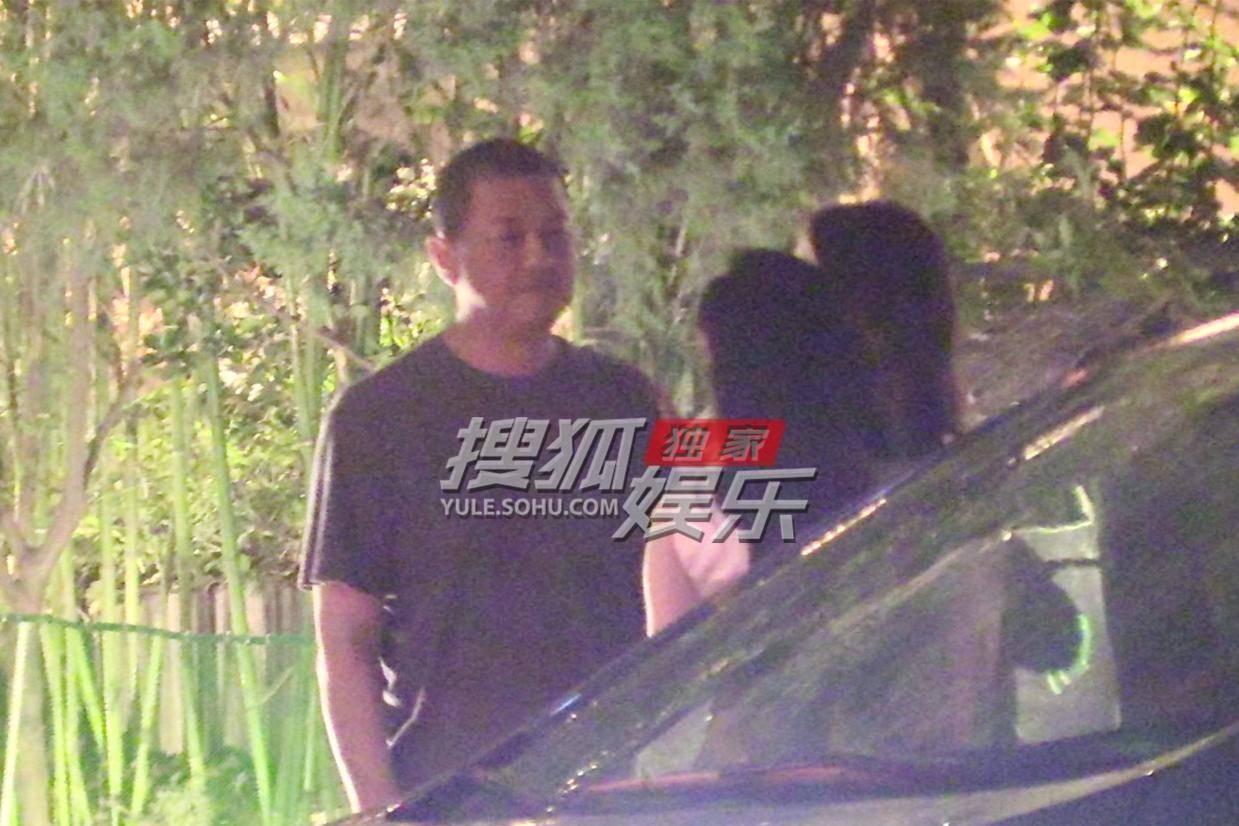李亚鹏与友人欢聚 餐后道别笑容温暖人心