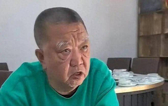原创            曾两斤酒起步的相声大师，如今已得过3次脑梗，曾公开指责郭德纲