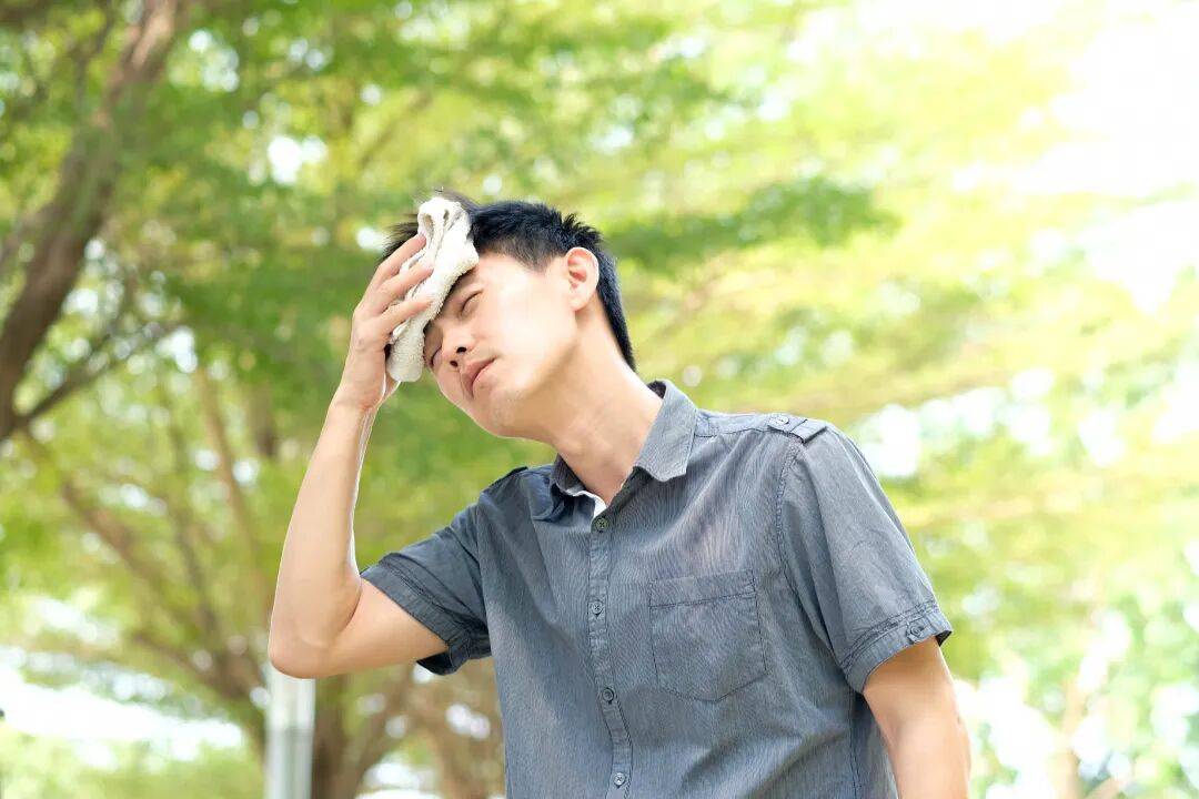 夏季也会“热中风”？医生划重点：这些信号别忽视！