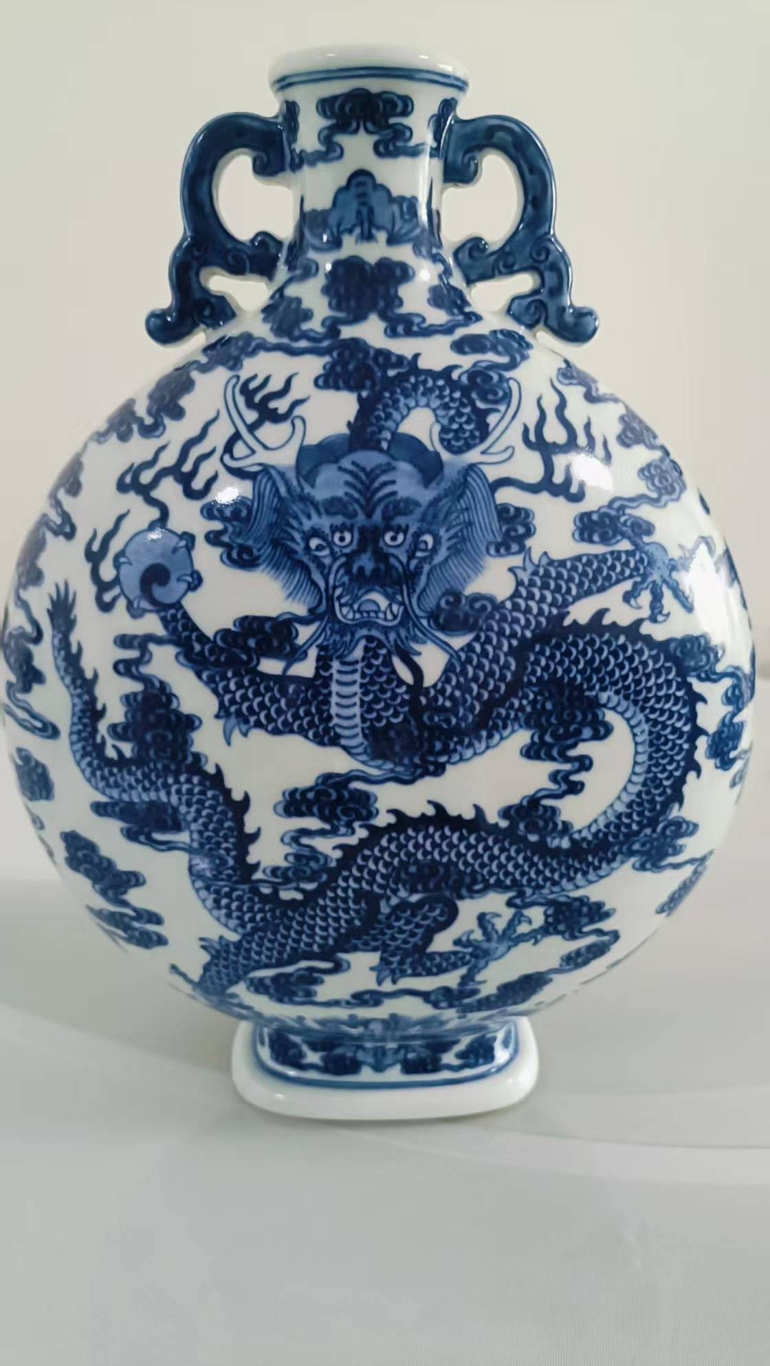乾隆官窑青花云龙纹螭耳抱月瓶 珍品鉴赏