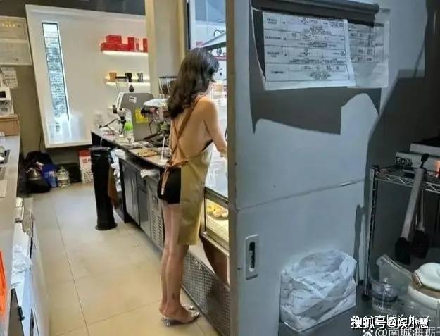 案例:咖啡店女子的穿着过于“清凉”,网友:在家都不敢这么穿!