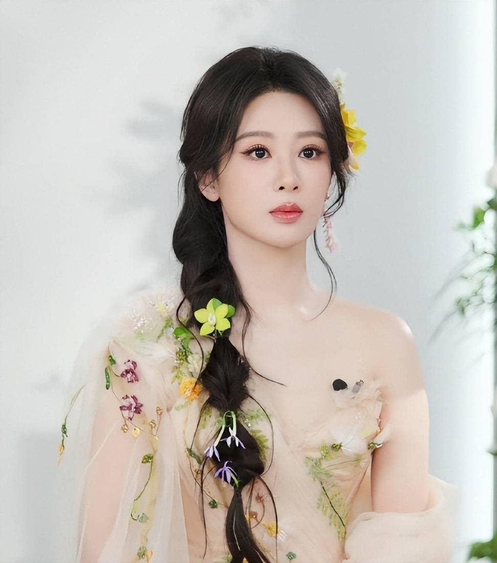 原创            杨紫直播剧透：贡墨案与亲近的人有关，网友开启福尔摩斯模式，谁是《家业》的林培生？