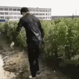 “姑娘穿裙子的时千万不要站在强光下,旁边的大爷都看傻了”哈哈